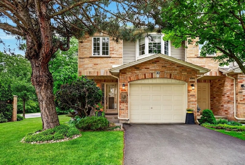 BEAUTIFUL CONDO IN THE HEART OF GRIMSBY-ON-THE-LAKE!